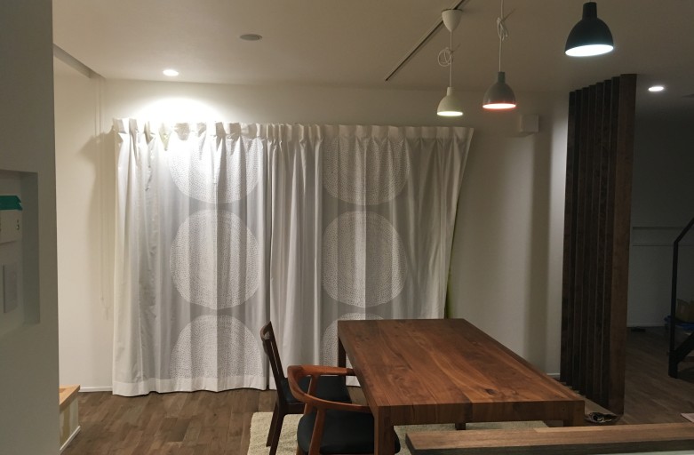 カーテンがつきました